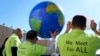 Demonstranti drže globus tokom COP27 UN klimatskog samita, četvrtak, 10. novembra 2022., u Šarm el Šeiku, Egipat.