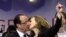 François Hollande și Valerie Trierweiler sărbătoresc victoria la Place de la Bastille la Paris
