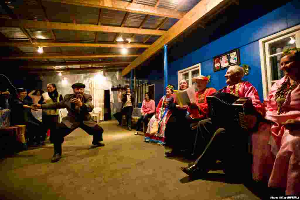 Malakanlar çalıb-oxuyur, azərbaycanlılar rəqs edir.