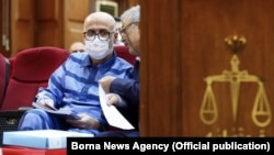 اکبر طبری در یکی از جلسات دادگاه رسیدگی به اتهاماتش