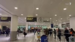خبرنگار رادیو فردا در فرودگاه هیترو لندن، در انتظار ورود دو زندانی آزادشده