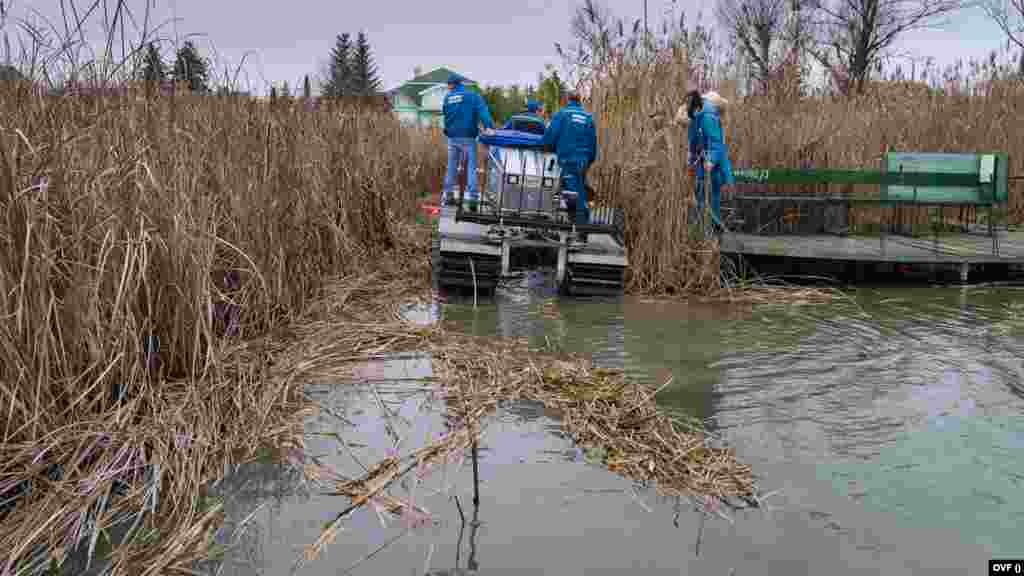 Az Országos Vízügyi Főigazgatóság munkatársai Ráckevei (Soroksári)-Duna-ágat veszélyeztető olajszennyeződést távolítják el Szigetszentmiklóson, 2020. december 13-án
