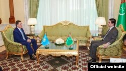 Askar Mamin Gazagystanyň premýer-ministriniň orunbasary bolup işlän döwri Aşgabatda prezident Gurbanguly Berdimuhamedow bilen gepleşik geçirýär. 2017 ý. 