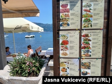 Restorant në plazhin Slloven në Budva.