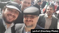 هادی رضوی (چپ) در کنار محمد شریعتمداری، وزیر کار روحانی و پدر زن  