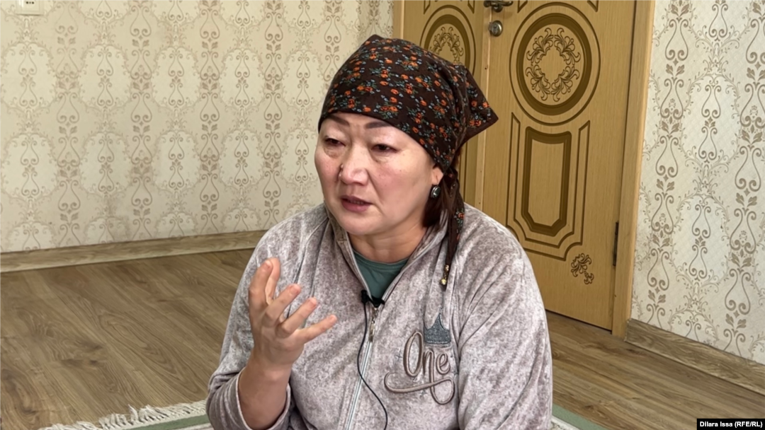 Порно видеолар: сұрамай-ақ көтерілген юбка Желіде нағашы әжемді жұлып алды