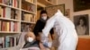 A 96 éves Patrizia Cumbo Pfizer koronavírus-elleni oltást kap római otthonában, 2021. április 27-én
