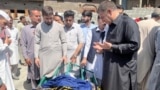 په سوات کې د فتح الله خان د جنازې ګډونوال هغه ته دعا کوي