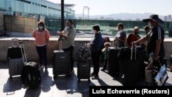 Американские граждане ждут чартерный рейс, организованный посольством США в Гватемале, 24 марта 2020 года