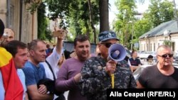 Cine a protestat în fața PAS?