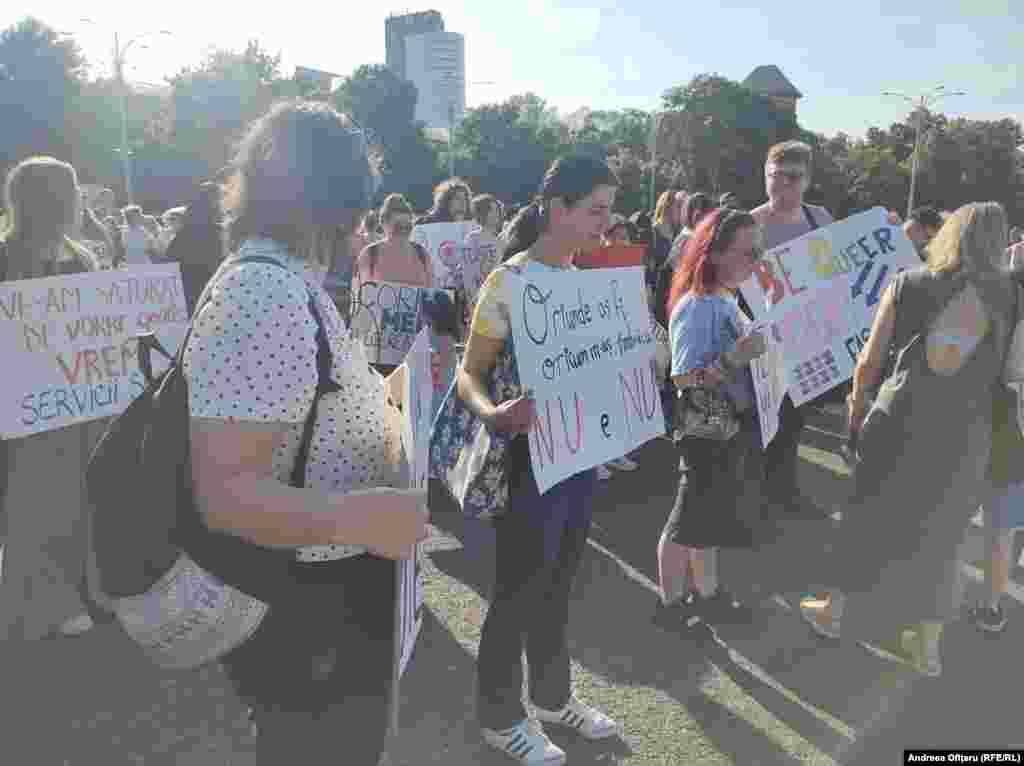 „Le credem pe femeile care sunt victime ale violenței. Ne-am săturat să trăim în cultura ‘’toleranței‘‘ asupra violenței atunci când este îndreptată împotriva femeilor care vin din medii sărace, rome sau au experiențe care nu le fac ‘’demne’’ în ochii opiniei publice de a fi protejate. Acest dublu standard arată că noi femeile trebuie să fim respectabile și victimele perfecte pentru a fi crezute”, spun organizatorii protestului. 