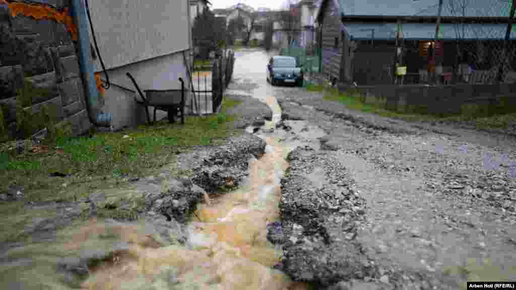 Poplavljen put u opštini Mališevo.