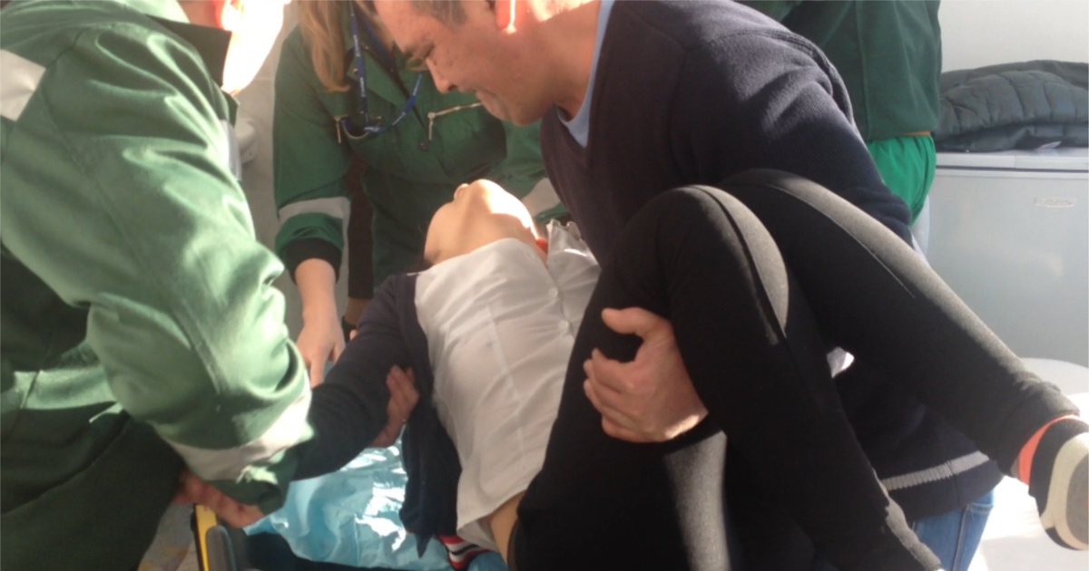 Медициналық тексеруден өтіп жатқан қыздардың суреттері