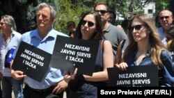 Sa protesta ispred RTCG-a u trenutku kada je smijenjena Andrijana Kadija, Podgorica, 7. juni 2018.public service, June 7, 2018. 