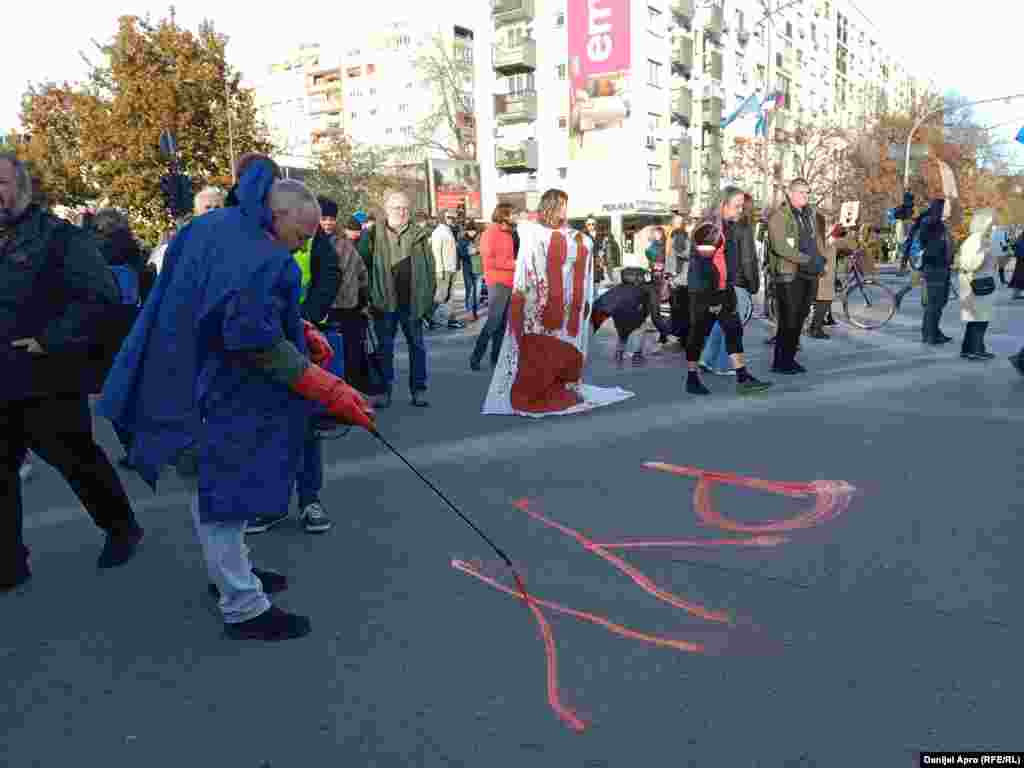 Ispisan natpis &quot;Bulevar krvavih ruku&quot;.