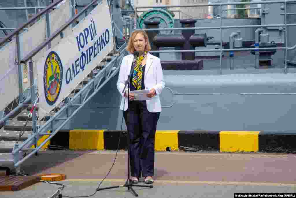 Тимчасово повірена у справах США в Україні Крістіна Квін в Одеському порту під час урочистих заходів до дня ВМСУ&nbsp; 