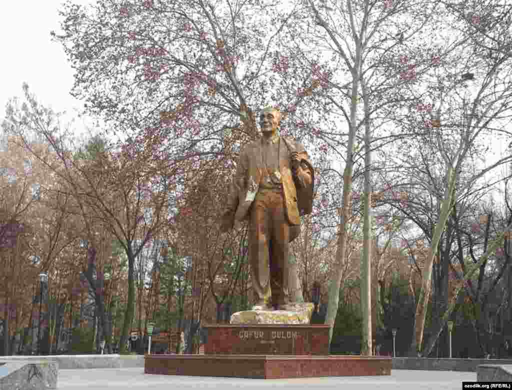 Академик шоир Ғафур Ғулом