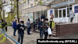 На щеплення від COVID-19 до лікарні одночасно прийшли десятки представників китайської діаспори. 26 квітня, Київ