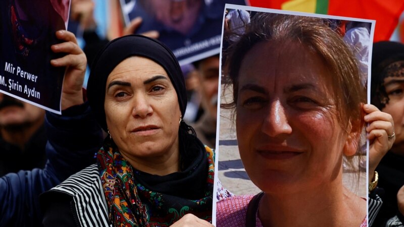 Сириски Курди протестираа против нападот во Париз 