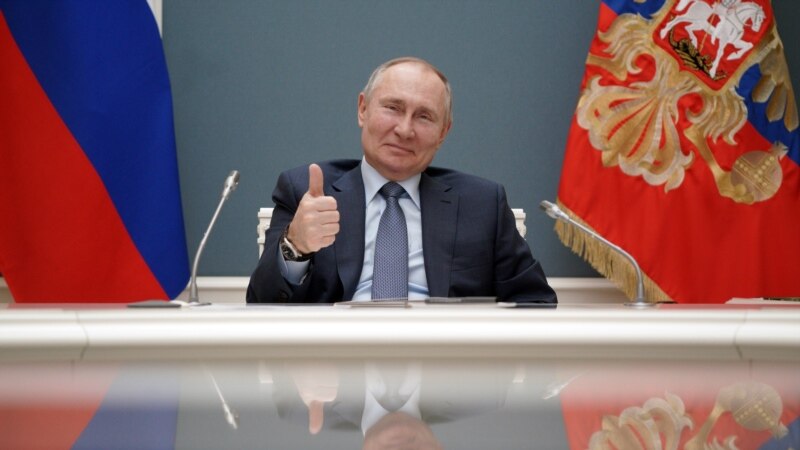 Путин выступил в Москве с речью о Крыме в коронавирус перед полным стадионом людей, многие из которых – без масок – СМИ