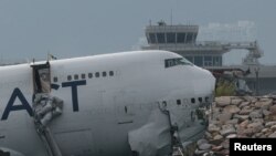 Teretni avion djelimično leži u moru nakon što je skrenuo s piste tokom slijetanja na Međunarodni aerodrom Hong Kong u Hong Kongu, Kina, 20. oktobra 2025. 