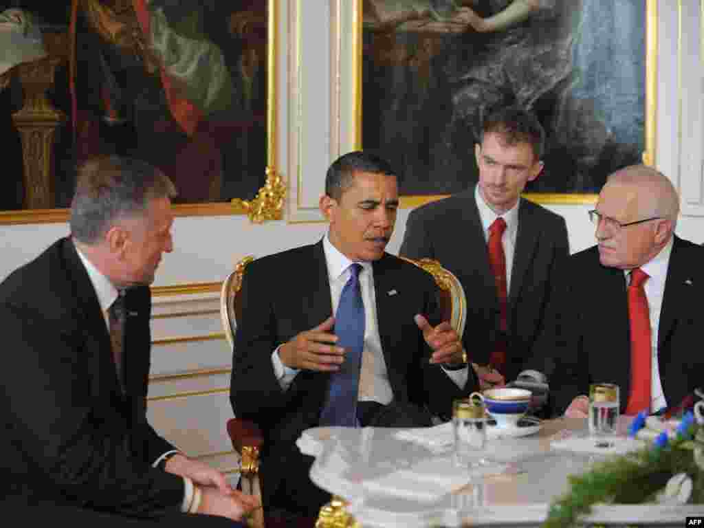 Sastanak: Obama, Klaus i Topolanek - Američki predsednik u razgovoru na sastanku sa češkim predsednikom i premijerom, na kojem se između ostalog govorilo o strategiji stvaranja sveta bez nuklearnog naoružanja. Prag, 05. april 2009.