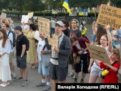 Учасники протестної ходи проти відставки Михайла Федорова з посади міністра оборони біля Дніпровської міської ради. Дніпро, 31 липня 2026 року