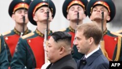 Liderul nord-coreean Kim Jong Un trece în revistă garda de onoare la ceremonia primirii sale în gara din Vladivostok, Orientul îndepărtat al Rusiei, 24 aprilie 2019