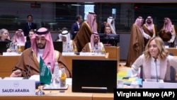 Saudijski premijer i prestolonaslednik Mohamed bin Salam pored italijanske premijerke Đorđe Meloni na sskupu EU-Savet za saradnju u Zalivu, Brisel, 16. otobar 2024.