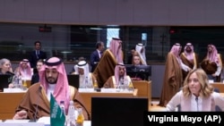 Mohammed bin Salman (stânga), prim-ministru al Arabiei Saudite și prinț moștenitor, și prim-ministrul Italiei Giorgia Meloni participă la o masă rotundă a Consiliului de Cooperare UE-Golf, în clădirea Consiliului European de la Bruxelles, Belgia, 16 octombrie 2024. 