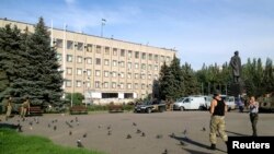 Украина аскерлери Словянск шаарынын көчөлөрүндө. 5-июль, 2014-жыл