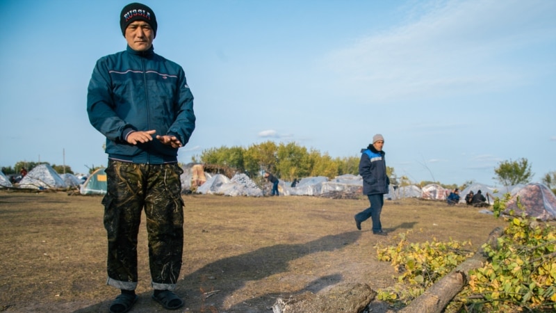 Узбекские трудовые мигранты разбили палаточный лагерь на границе России и Казахстана