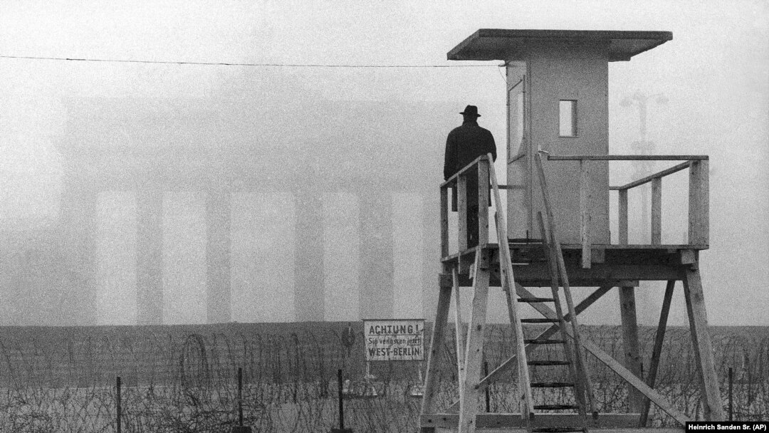 Poarta Branderburg, în spatele Zidului Berlinului, la un turn de observație, în noiembrie 1961, cu 28 de ani înainte de prăbușirea simbolului Cortinei de Fier și a regimurilor comuniste