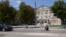Potrivit legii votate în lectură finală în Parlament, alegerile pentru Adunarea Populară din Găgăuzia vor putea avea loc pe 15 noiembrie. În imagine, pe fundal, sediul legislativului de la Comrat.
