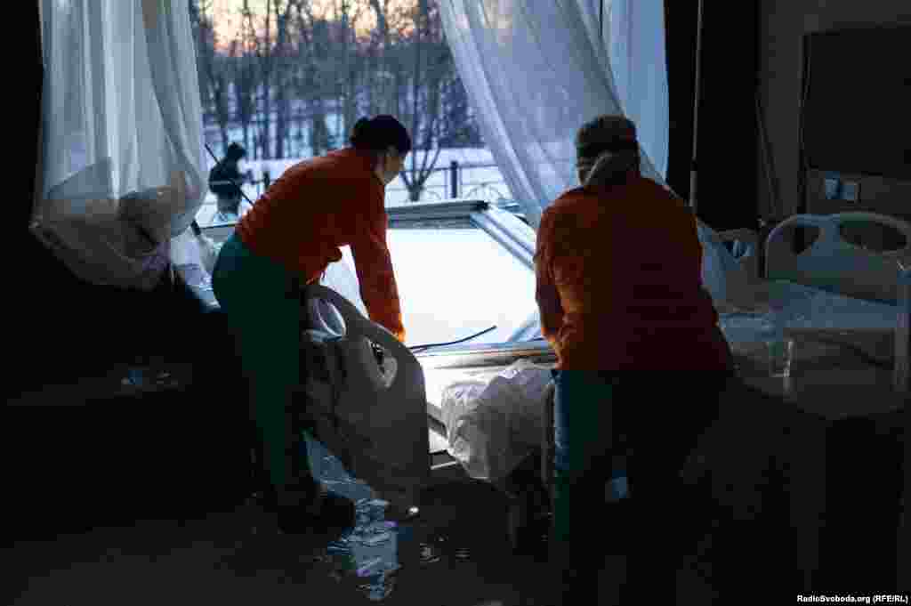 У багатьох палатах вибуховою хвилею вибило вікна. Температура на вулиці біля 10 градусів морозу