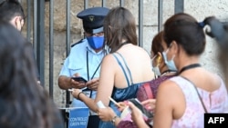 Radnik skenira COVID propusnice posjetilaca prije ulaska u Koloseum u Rimu 6. augusta 2021.