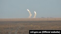 Украина әскерилерінің сынақ үшін атып жатқан зымырандары. Херсон облысы, 1 желтоқсан 2016 жыл.