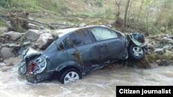 Фарғона водийси вилоятларида икки ҳафта муқаддам кузатилган сел туфайли пачоқланган автомобиль