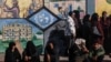 آورگان فلسطینی در مقابل دفتر اونروا در رفح در جنوب نوار غزه
