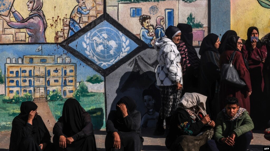 آورگان فلسطینی در مقابل دفتر اونروا در رفح در جنوب نوار غزه