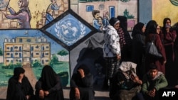 آورگان فلسطینی در مقابل دفتر اونروا در رفح در جنوب نوار غزه