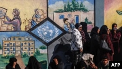 Палестинцы стоят в очереди за помощью от UNRWA. Сектор Газа, 28 января 2024 года