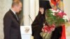 Владимир Путин награждает игуменью Иннокентию орденом Дружбы