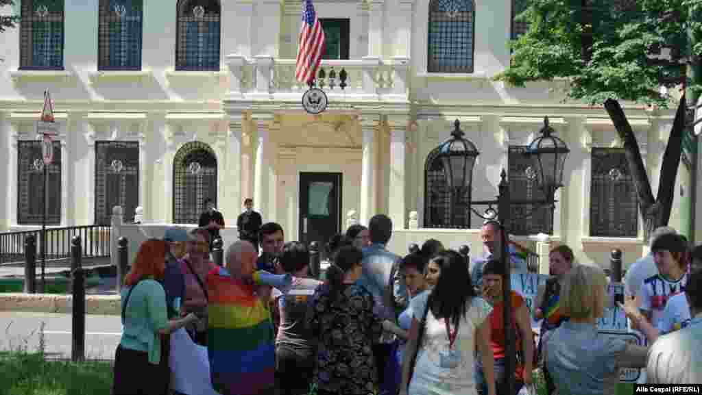 Marșul comunității LGBT, în fața ambasadei americane de la Chișinău