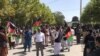 کابل کې یو شمېر افغانانو د پاکستان سفارت مخ ته مظاهره وکړه 
