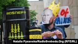 ფოტო არქივიდან. რუსული „როსნეფტის“ საწინააღმდეგო აქცია ბერლინში