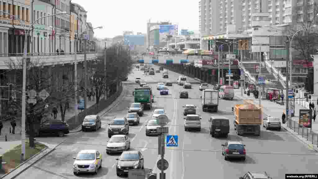Звычайна загружаная машынамі Няміга ў&nbsp;Менску і&nbsp;незвычайна спусьцелы Таймс-Сквэр у&nbsp;Нью-Ёрку. ЗША займаюць першае месца ў&nbsp;сьвеце па&nbsp;колькасьці хворых на&nbsp;каранавірус&nbsp;&mdash; больш за&nbsp;120 тысяч чалавек