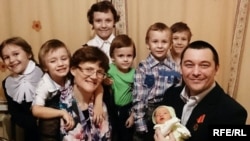 Svetlana Davydova in a family photo with husband Anatoly Gorlov and their seven children