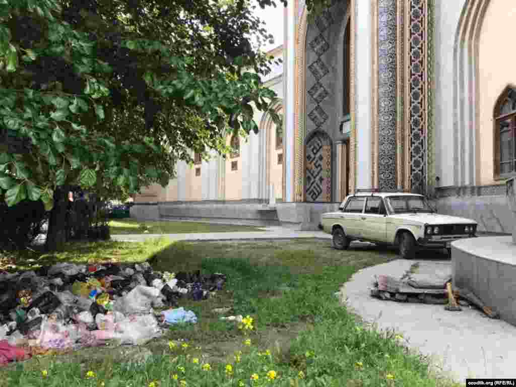 Uzbekistan - building of the Taxtakoprik mosque is given to people to live in