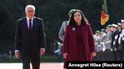 Presidenti gjerman, Frank-Walter Steinmeier, gjatë pritjes së presidentes së Kosovës, Vjosa Osmani, në Berlin më 14 shtator 2021